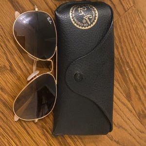 Gold Ray-Ban Aviator sunglasses!